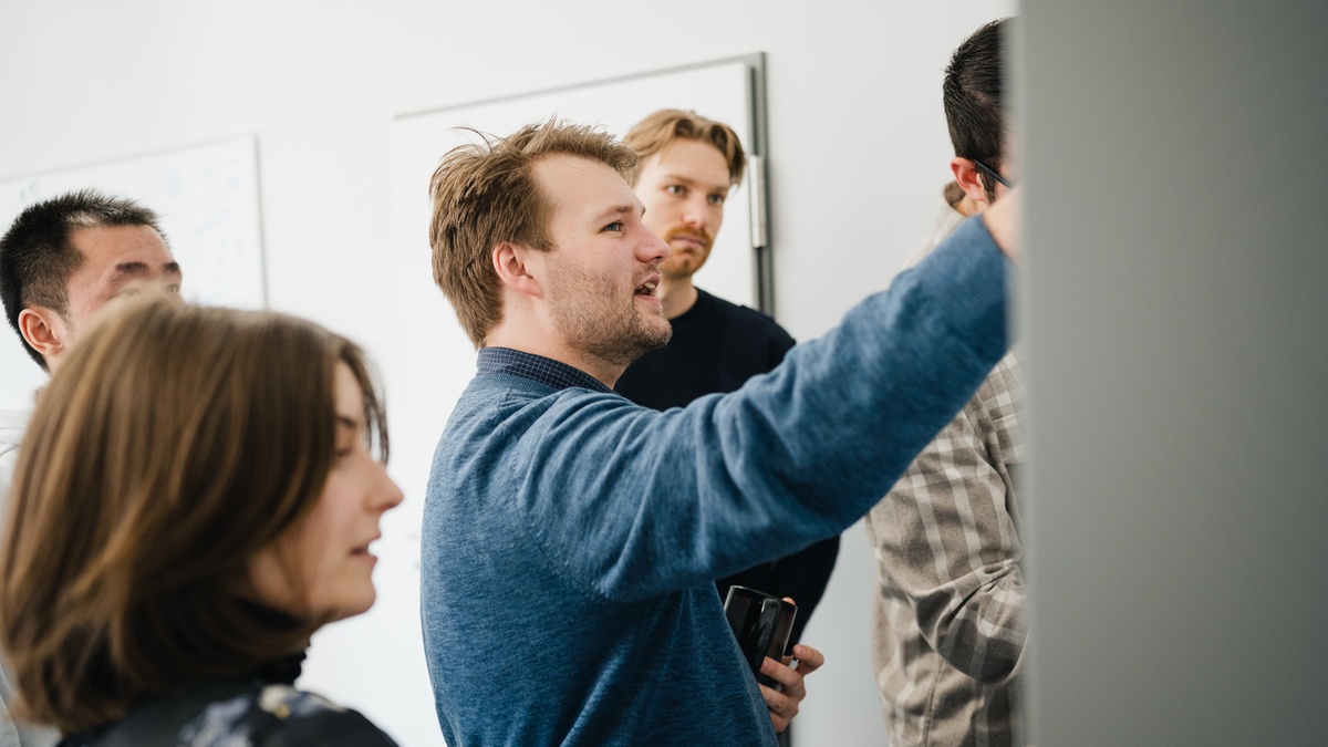 Gruppendiskussion vor einem Whiteboard