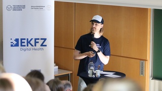 Marco Gustav beim Science Slam von der Dresdner Langen Nacht der Wissenschaften