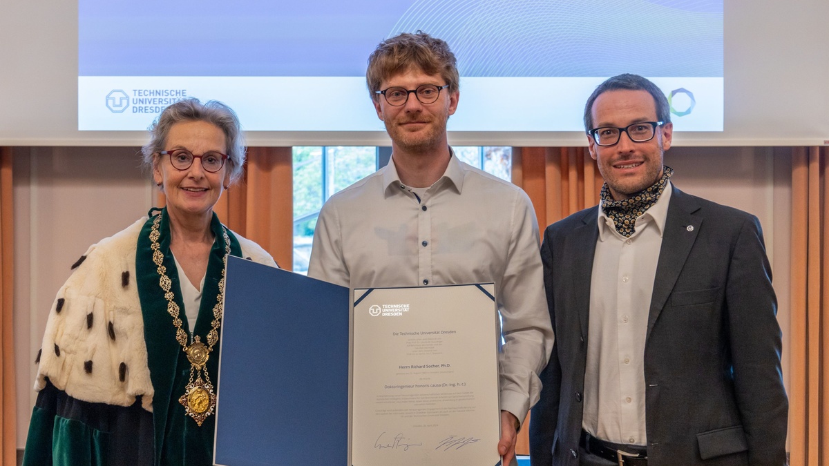 Dr. Richard Socher erhielt seine Urkunde über die Ehrendoktorwürde der TU Dresden aus den Händen von TUD-Rektorin Prof.in Ursula Staudinger und Prof. Ivo F. Sbalzarini, Dekan der Fakultät Informatik der TUD.