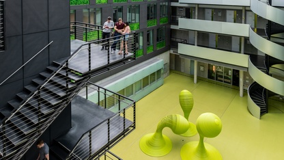 Skulptur im Pfitzmannbau