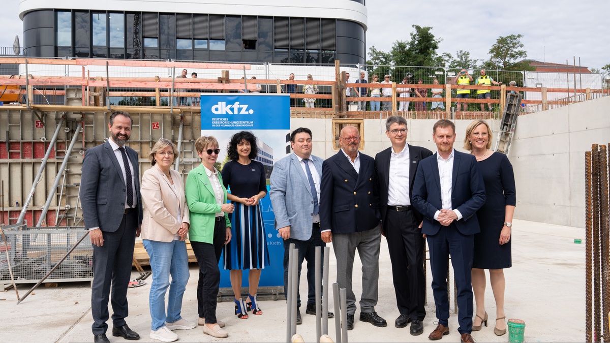 Im Vordergrund: Michael Baumann; Vorstandsvorsitzender DKFZ, Michael Kretschmer, Ministerpräsident des Freistaates Sachsen. Im Hintergrund v.l.n.r.: Frank Ohi, Kaufmännischer Vorstand des UKDD, Angela Rösen-Wolff, Prorektorin Forschung der TU Dresden, Sebastian Gemkow, Staatsminister für Wissenschaft, Kultur und Tourismus, Ursula Weyrich, Kaufmännischer Vorstand des DKFZ; Michael Albrecht, Medizinischer Vorstand des UKDD, Esther G. C. Troost, Dekanin der Medizinischen Fakultät der TU Dresden, Stefanie Speidel, Gründungsdirektorin DKFZ Standort Dresden