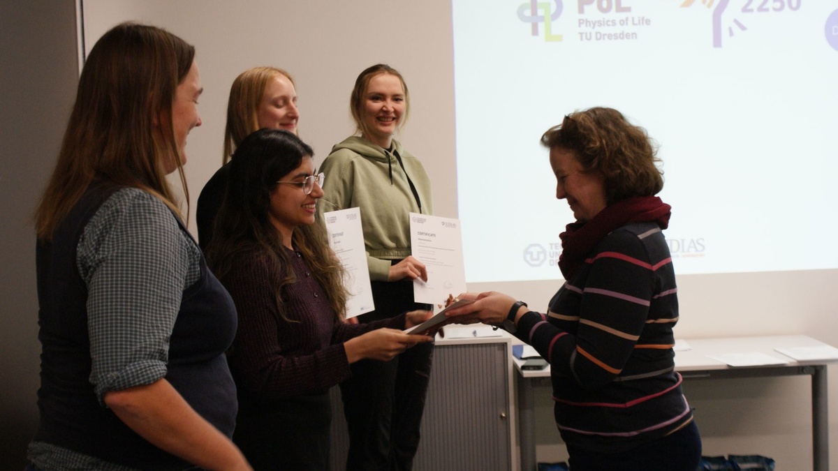 Haadia Amjad erhält das Join Science-Mentor:innenprogramm-Zertifikat