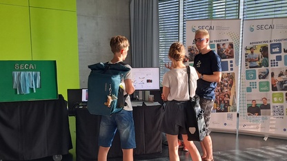 Philipp Hanisch präsentiert die Demonstratoren beim Output.DD