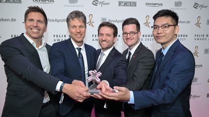 Laudator Dietmar Frey (Director Charité Lab for Artificial Intelligence in Medicine) mit den Preisträgern Daniel Truhn (Klinik für Diagnostische und Interventionelle Radiologie, Uniklinik RWTH Aachen), Jakob Nikolas Kather (EKFZ für Digitale Gesundheit), Sebastian Foersch (Institut für Pathologie, Universitätsmedizin Mainz), Xiaofeng Jiang (EKFZ für Digitale Gesundheit) - v.l.n.r.