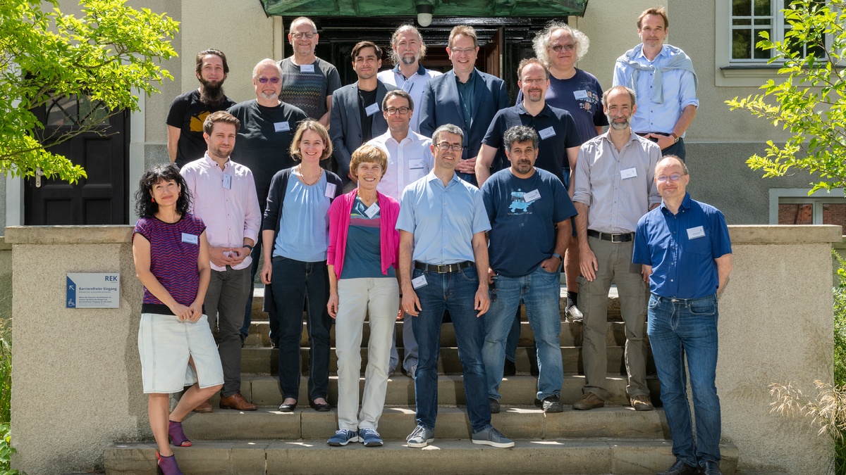 Gruppenfoto des SECAI-Treffens in Dresden. Abgebildet sind (von links nach recht, von hinten nach vorne): Sven Findeiß, Thomas Mikolajick, Guido Montúfar, Bjoern Andres, Jens Meiler, Peter Stadler, Max von Renesse, Martin Bogdan, Ivo Sbalzarini, Jens Lehmann, Jakob Kather,  Anne Lauber-Rönsberger, Sayan Mukherjee, Carsten Lutz, Stefanie Speidel, Christel Baier, Markus Krötzsch, Sebastian Rudolph