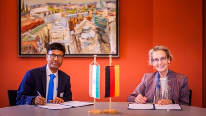 Prof.in Ursula Staudinger (Rektorin der TUD) und Dr. M. Srinivas (Direktor des AIIMS New Delhi) unterzeichneten für die weitere Ausgestaltung der strategischen Partnerschaft einen Letter of Intent.